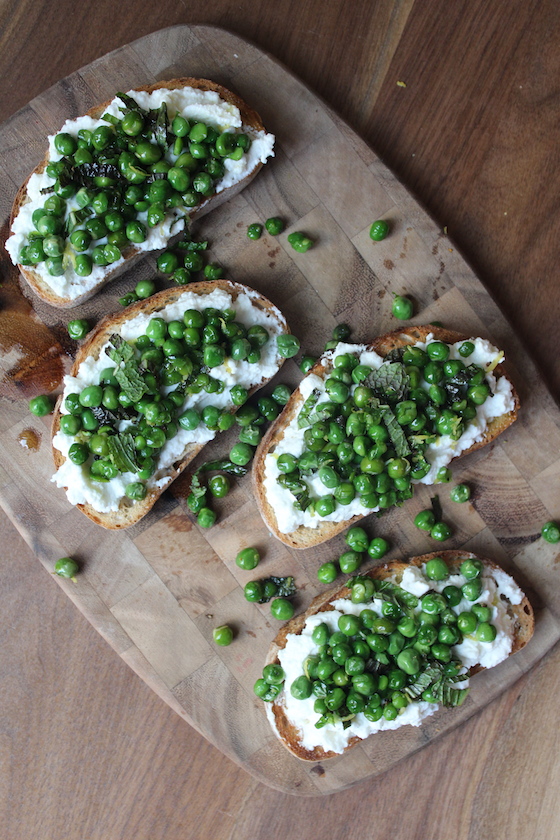 Pea, Ricotta & Mint Crostini + recipe | Glitter & Grace Blog #pea #ricotta #appetizer #springrecipe